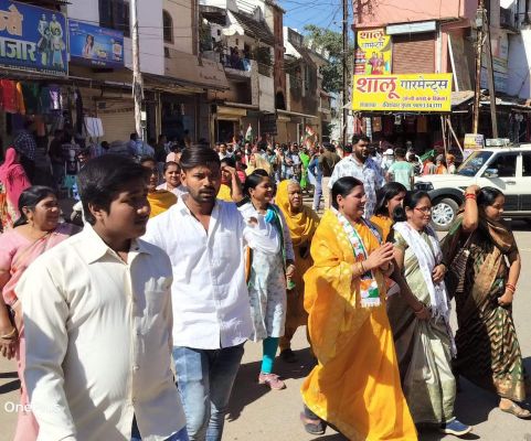 भाजपा-कांग्रेस प्रत्याशियों ने रैली निकाल नामांकन भरा