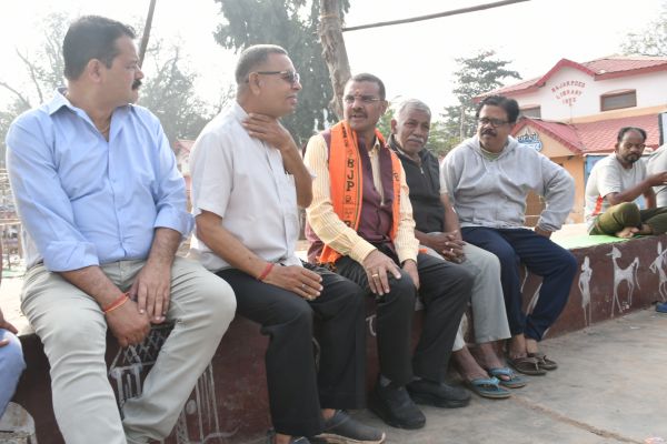 प्रचार में जुटे प्रत्याशी, मांगा समर्थन