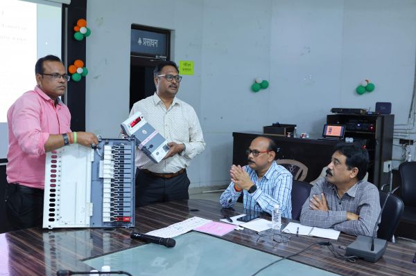ईवीएम कमीशनिंग पर सेक्टर अफसरों को प्रशिक्षण