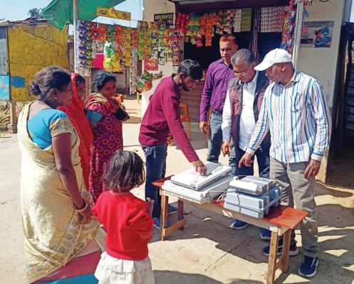 मतदाताओं को जागरूक करने वार्डों में ईवीएम का प्रदर्शन