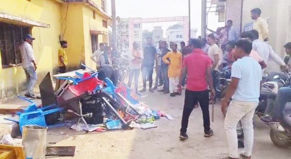 नगरी में टिकट वितरण से आक्रोशित भाजपाइयों  ने पार्टी कार्यालय में की तोडफ़ोड़, आग लगाई, जिलाध्यक्ष का पुतला भी जलाया