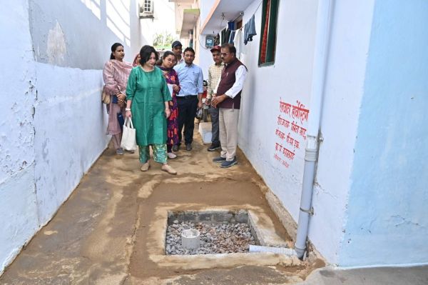 धमतरी में पानी बचाने के प्रयासों का केन्द्रीय नोडल अधिकारी ने किया निरीक्षण
