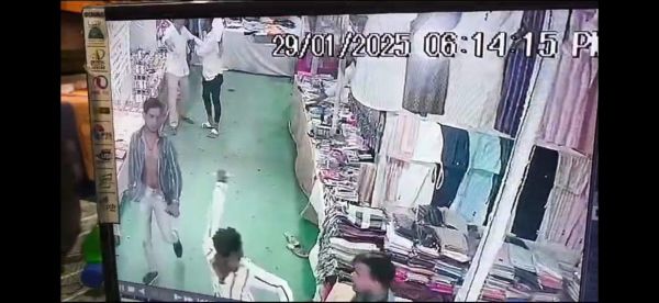 क्राफ्ट बाजार में चोरी करते पकड़ाने पर प्रबंधक को मारा चाकू, 2 गिरफ़्तार
