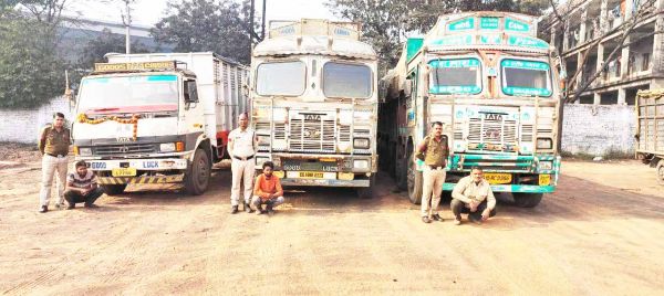 तीन ट्रकों से 35.4 टन अवैध कबाड़ जब्त