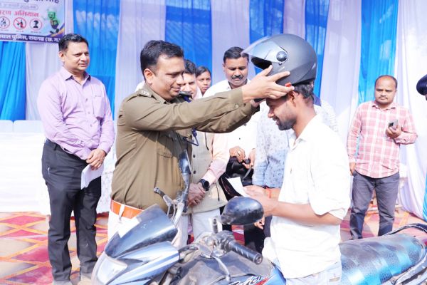 कलेक्टर-एसपी ने हेलमेट वितरण कर दिया सडक़ सुरक्षा का संदेश