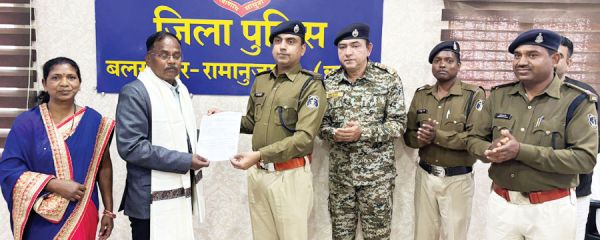पुलिस अफसर अनिल कुमार दुबे व सरधा कुजूर हुए सेवानिवृत्त, सम्मान