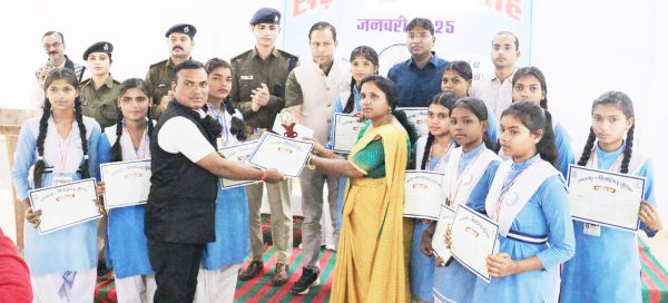 सडक़ सुरक्षा माह का समापन, यातायात जागरूकता में सक्रिय रूप से भाग लेने वाले छात्र-छात्राएं सम्मानित 