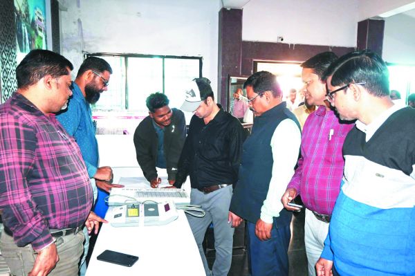 कलेक्टोरेट में ईवीएम का डेमो प्रदर्शन