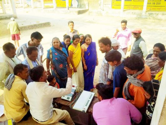 ईवीएम का प्रदर्शन, मतदाताओं को किया जागरूक