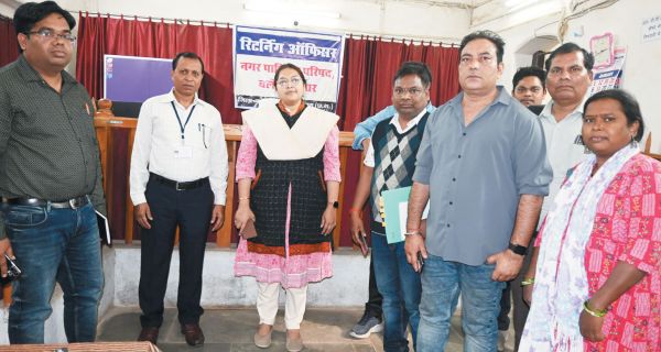 जिला निर्वाचन अधिकारी से व्यय प्रेक्षक ने की मुलाकात, व्यय निगरानी दल का निरीक्षण