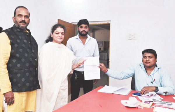 कल्पना ने जिपं क्षेत्र 14 से लिया नामांकन