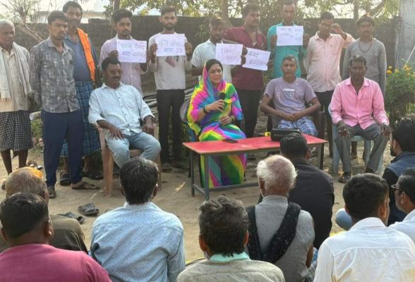 बजट पर चाकलेट खिलाते चर्चा, प्रज्ञा ने किया ग्राम संवाद