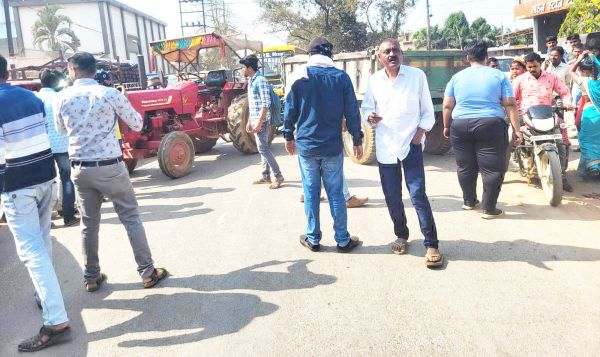स्कूटी सवार महिला बीच सडक़ में मुड़ी, ट्रैक्टर ने बाइक सवार  पति-पत्नी को ठोका
