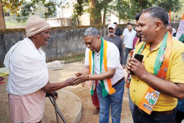 डॉ. अजय तिर्की ने घर-घर जाकर कांग्रेस के लिए समर्थन मांगा