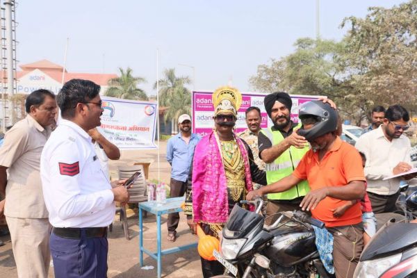 यातायात पुलिस के साथ अडानी पावर ने बांटे हेलमेट