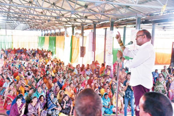 कार्यकर्ता सम्मेलन में गरजे विधायक चन्द्राकर, कहा-पांच साल की एक उपलब्धि बताएं कांग्रेसी
