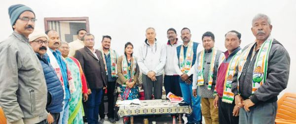 भाजपा नेता हरिकिशून पैकरा ने पत्नी और कार्यकर्ताओं संग किया कांग्रेस प्रवेश