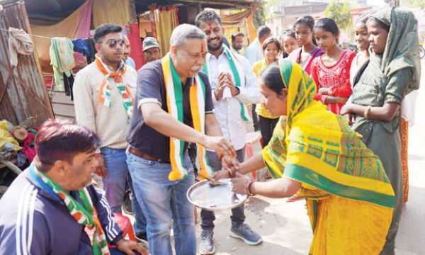 कांग्रेस के महापौर प्रत्याशी अजय तिर्की ने घर-घर जा कर मांगा वोट
