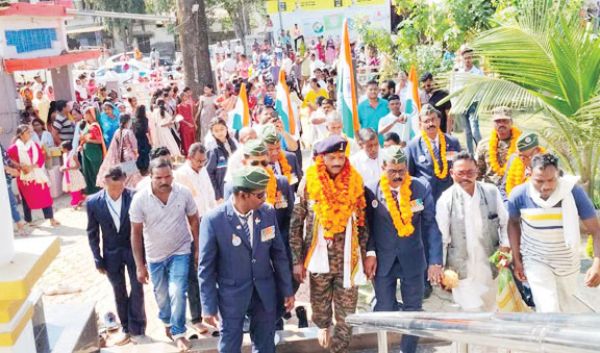 22 साल देश की सेवा कर घर लौटे सेवानिवृत्त जवान का स्वागत