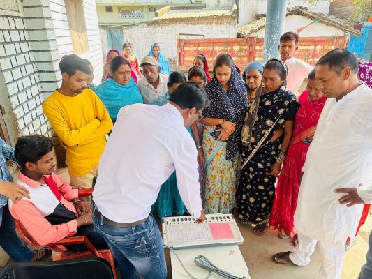 मतदाताओं को जागरूक करने वार्डों में ईवीएम का प्रदर्शन