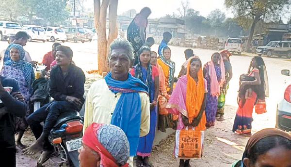 तीन महीने से नहीं मिला राशन, एसडीएम कार्यालय पहुंचे ग्रामीण