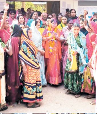ज.सदस्य क्रं.18 से पद्मनी ने भरा नामांकन