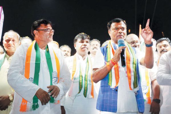 अध्यक्ष व वार्ड प्रत्याशियों के पक्ष में  बैज ने वोट मांगा