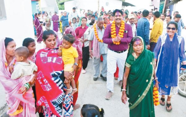 कांग्रेस प्रत्याशी गेंदलाल सिन्हा ने घर-घर जाकर मांगा वोट, तो भाजपा कार्यकर्ता सम्मेलन में जीत का संकल्प लिया
