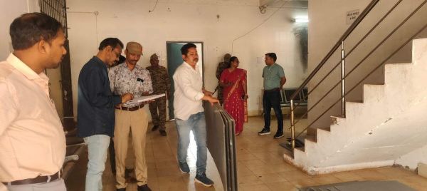 वेयर हाउस में ईवीएम मशीनों की जांच