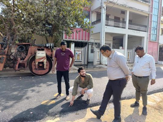 आयुक्त ने किया डामरीकरण का निरीक्षण