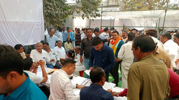 कांग्रेस से 10, भाजपा से 17 नेता पार्टी से निष्कासित 