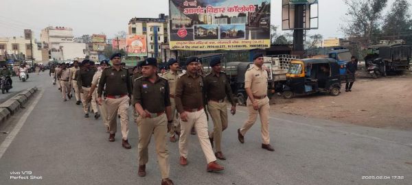 पुलिस ने फ्लैग मार्च निकाल दिया सुरक्षा व शांति का संदेश