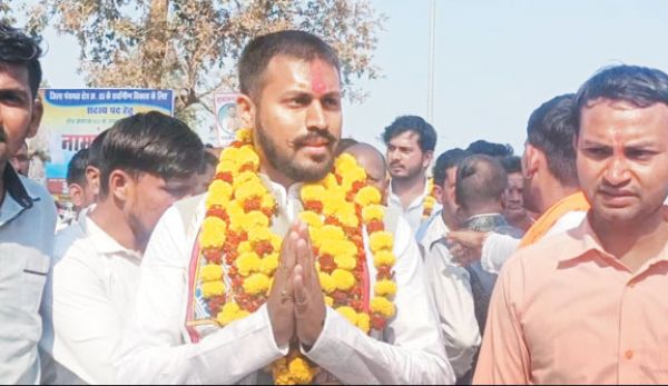 हजारों समर्थकों के साथ इंद्रजीत महाडिक़ ने भरा नामांकन, दिलचस्प मुकाबले के आसार