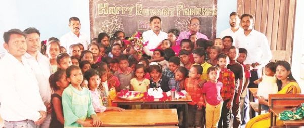 शिक्षक ने जन्मदिन पर शाला में करवाया न्यौता भोज