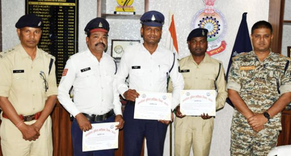  एसपीने जवानों को किया सम्मानित, महिला की बचाई थी जान