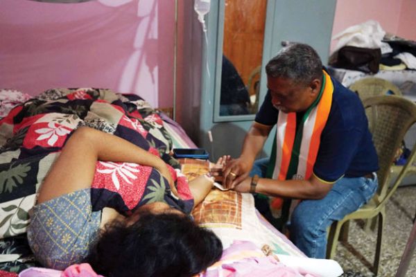 मेयर प्रत्याशी डॉ. तिर्की प्रचार के साथ-साथ मरीजों का कर रहे इलाज