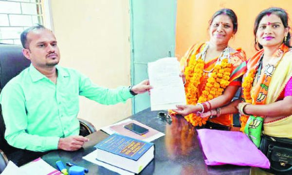 दिनेश्वरी नेताम ने दुगली जनपद से भरा नामांकन