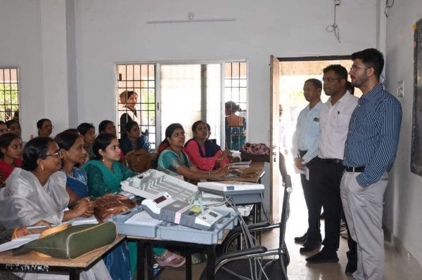 कलेक्टर ने मतदान दलों के प्रशिक्षण का किया निरीक्षण