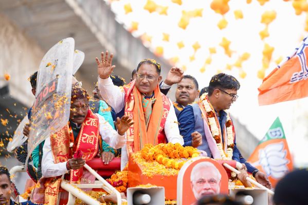 महापौर प्रत्याशी के चाय दुकान पहुंचे सीएम, खुद बनाई चाय