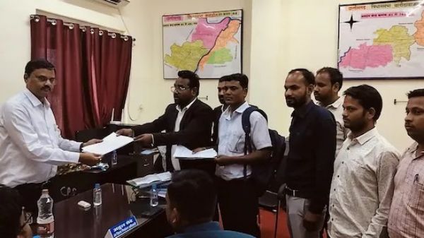 दो महिला प्रत्याशियों ने सोशल मीडिया पर पोस्ट कर खुद को निर्विरोध सरपंच बताया, शिकायत