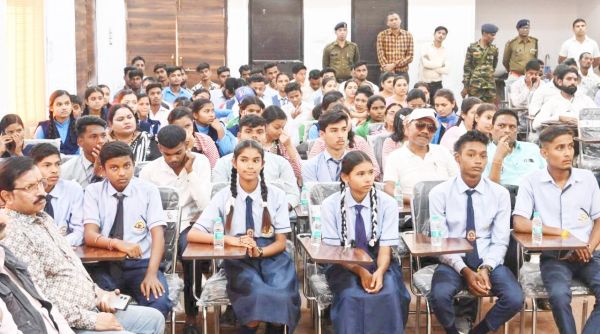 स्पर्धा में उत्कृष्ट प्रदर्शन करने पर स्कूली बच्चे व यातायात मित्र सम्मानित