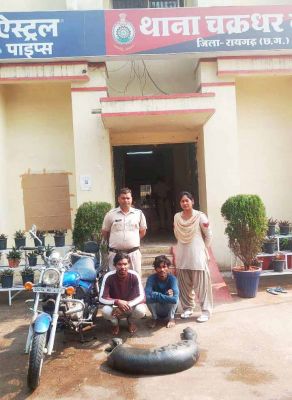 बाइक से महुआ शराब तस्करी : 40 लीटर शराब के साथ दो पकड़ाये