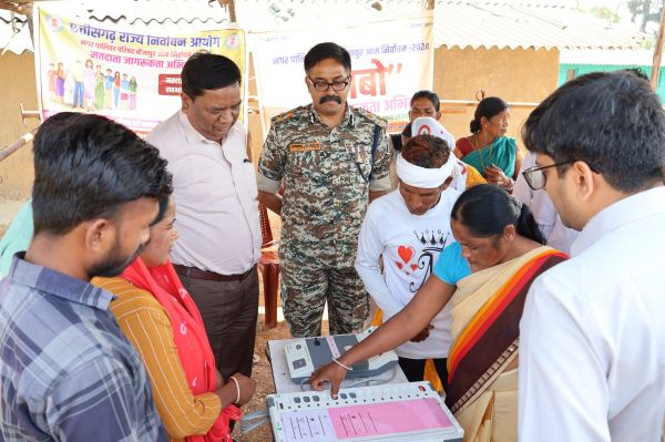 कमिश्नर-आईजी पहुंचे बीजापुर, स्ट्रांग रूम सहित मतदान केंद्रों की व्यवस्था का लिया जायजा