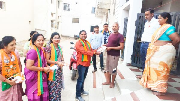 भाजपा पार्षद प्रत्याशी डुरेन्द्र घर-घर दे रहे दस्तक
