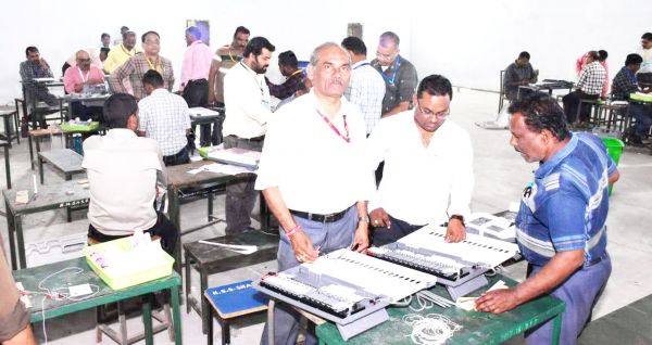 ईव्हीएम मशीनों की कमिशनिंग