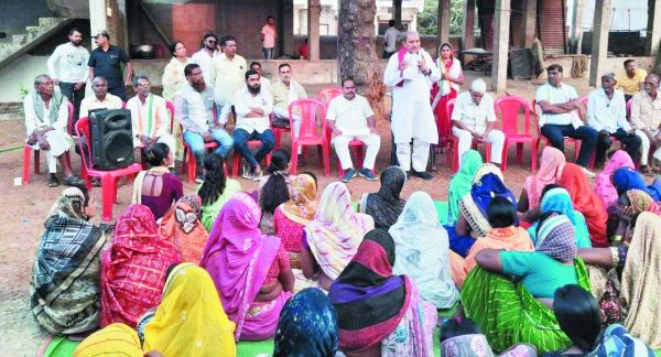 पूर्व मंत्री धनेंद्र साहू ने कांग्रेस प्रत्याशियों के पक्ष में मांगा वोट