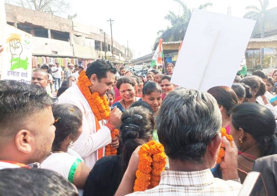 कांगे्रस महापौर व पार्षद प्रत्याशियों के लिए उमेश पटेल ने किया रोड शो  