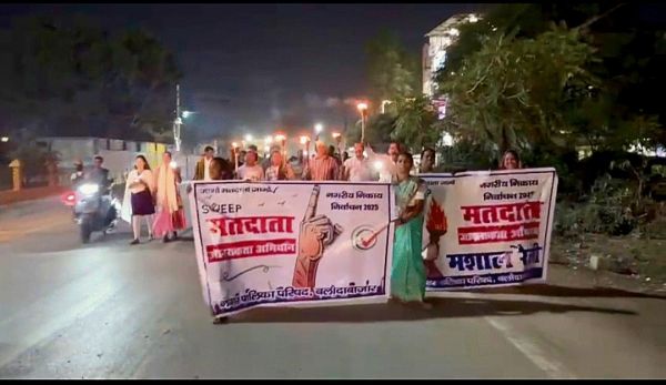 मशाल व बाइक रैली  निकाल कर मतदान के लिए किया प्रेरित