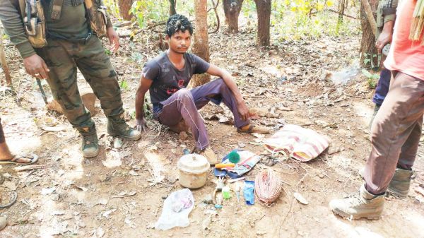 कैम्प के खुलते ही आईईडी लगाने पहुंचा युवक, गिरफ्तार