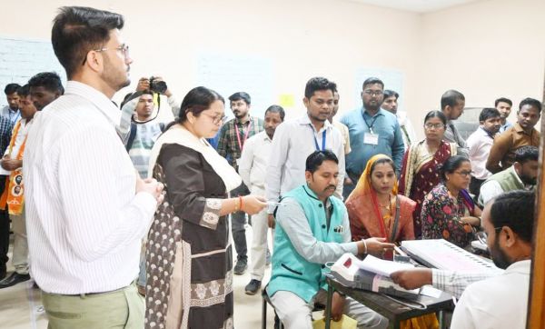 ईवीएम कमीशनिंग का कलेक्टर ने किया निरीक्षण